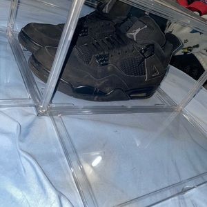 Clear box for any pair of shoes to keep clean and safe. Fits any size from 1-12